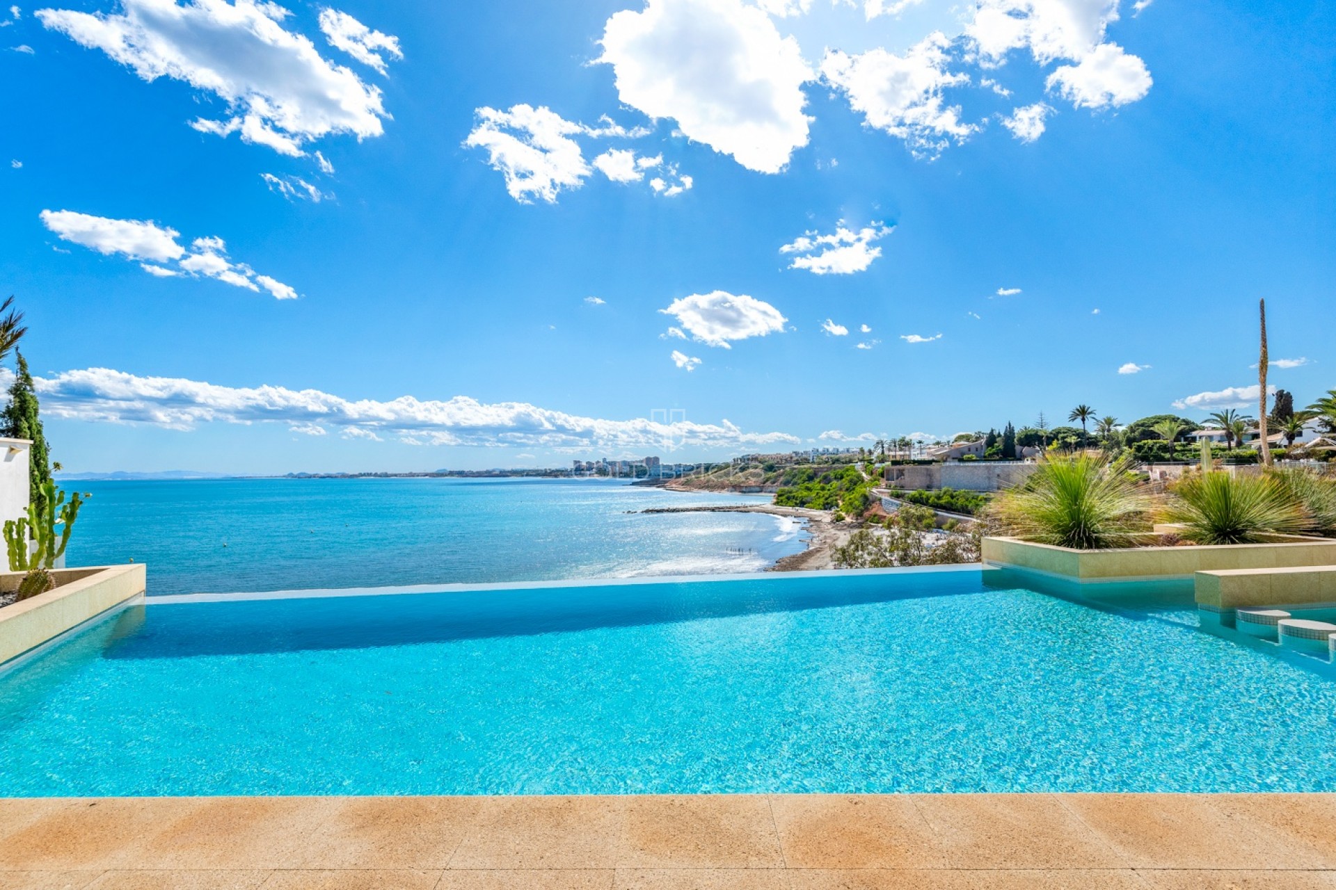 Piscina infinity sobre el mar en una villa exclusiva de Cabo Roig