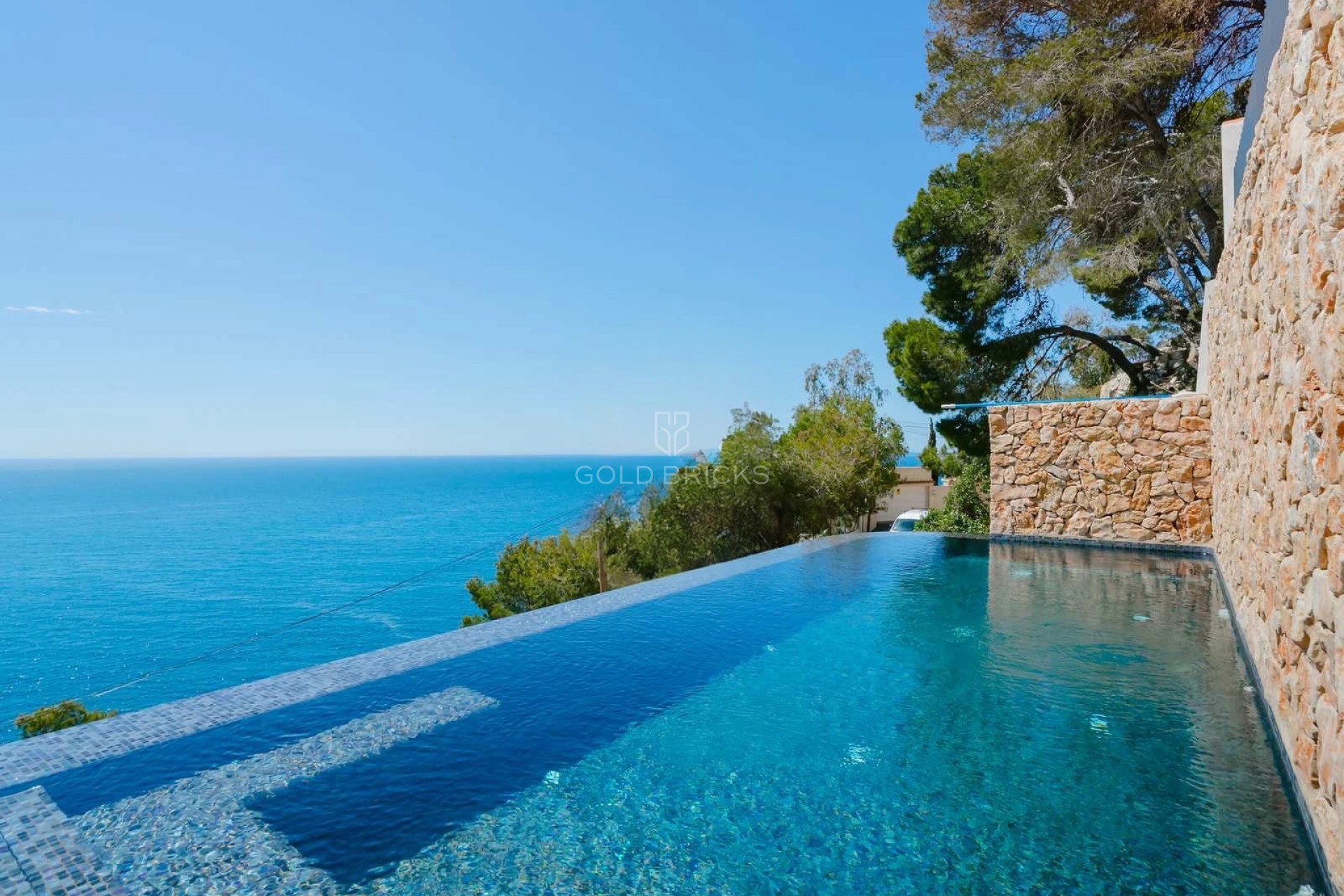 Piscina infinity sobre el mar en un acantilado de la Costa Blanca Norte