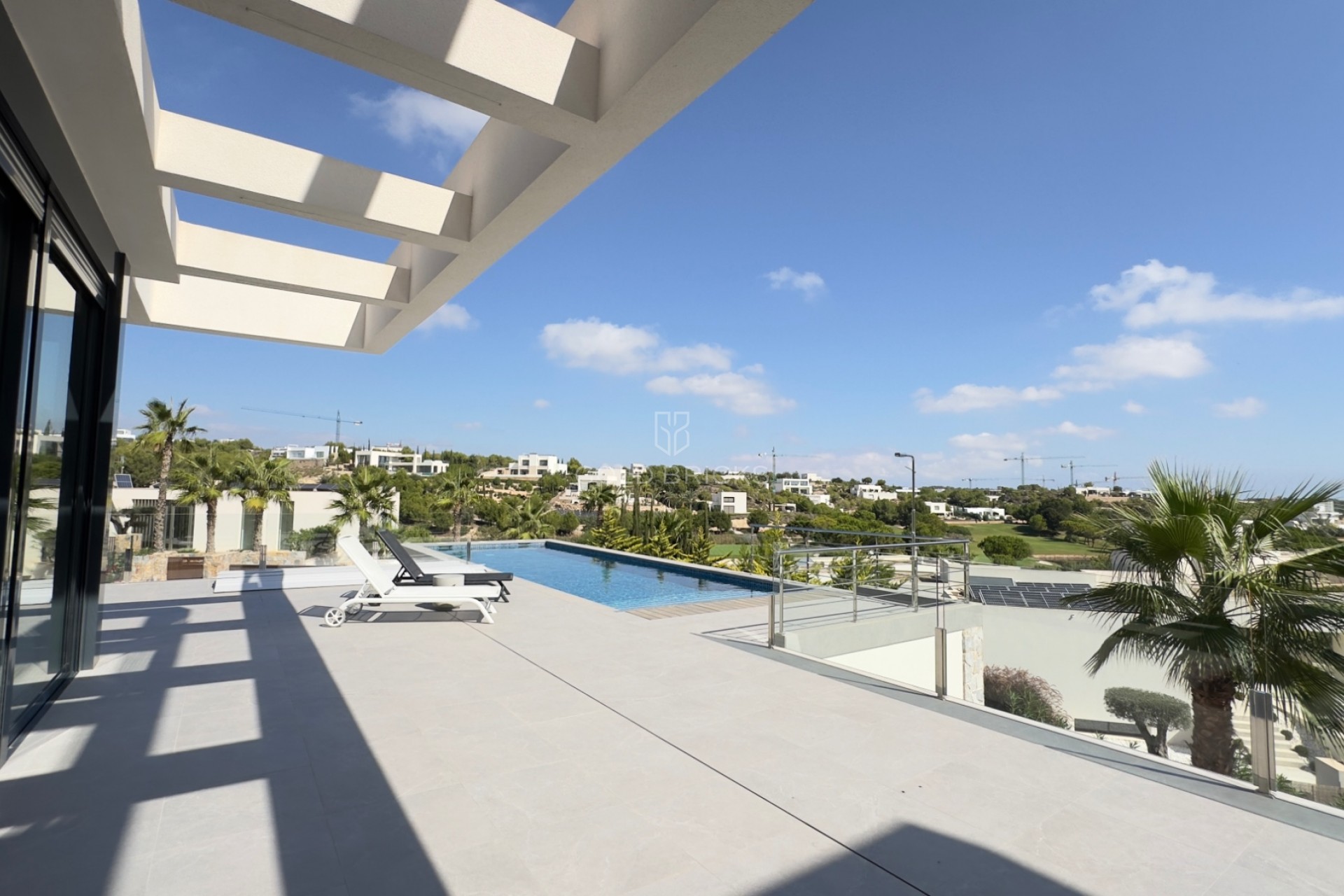 Terraza con piscina y vistas al campo de golf en Las Colinas Golf and Country Club